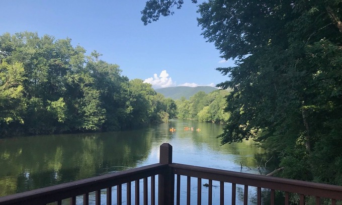 Benton Casa | El sueño del pescador de la casa del río Hiwassee