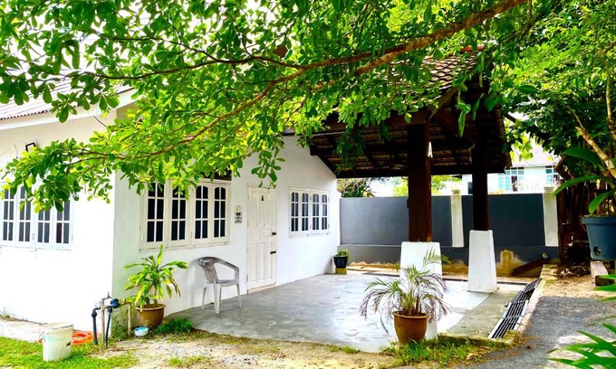 Batu Buruk Casa | Hj Hassan Guest House Bungalow A