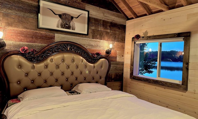 Muskoka Lakes Cabina | HK’S Love Den (Premium Lakefront View~ Muskoka Lake Cottages #1)