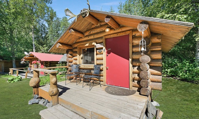 Hope Cabina | Hobbit Hole Cabin - a sweet little Alaskan Cabin in Hope, Alaska