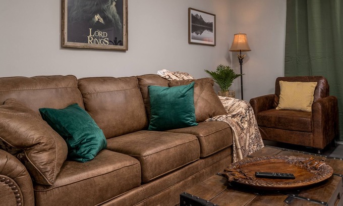 Oakwood Casa | Hobbiton Charm 2 BR Townhouse with LOTR inspired theme.