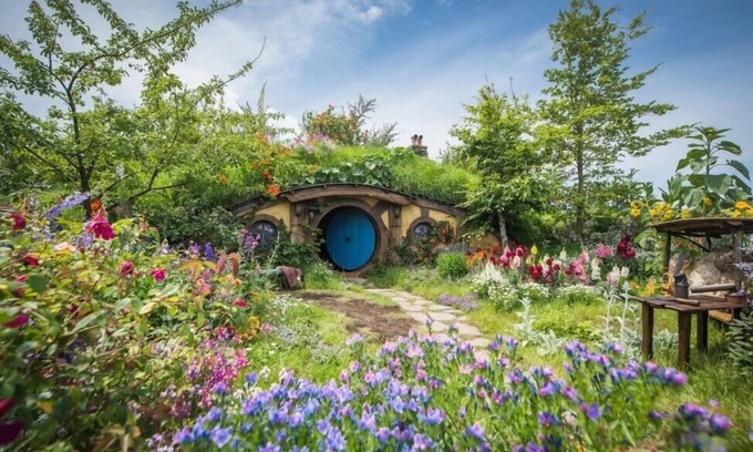 Gujar Khan Hotel | Hobbiton LakeSide Resorts