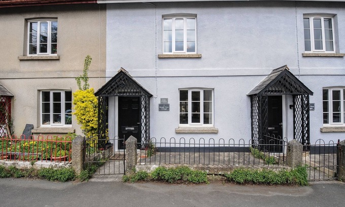 Sticklepath Cabaña | HOBBS COTTAGE, pet friendly, with open fire in Sticklepath