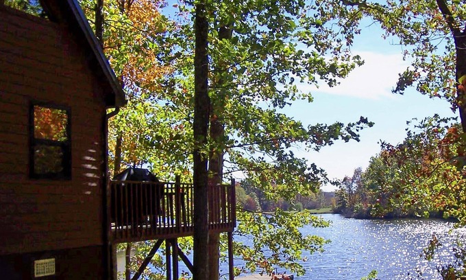 Carbon Hill Cabina | Hocking Hills Lake Cabin con bañera de hidromasaje, terraza y muelle.