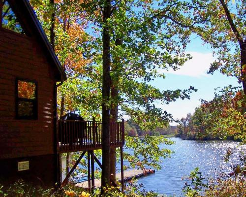 Carbon Hill Casa | Hocking Hills Lake Gem with Hot Tub, Dock, 100 Acres