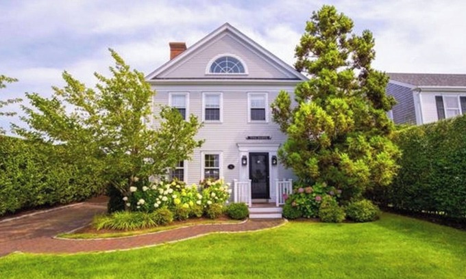 Naushop Casa | Hog Heaven-Quintessential ACK in Naushop w/ Pool & Tennis ~ Near Beaches & Town