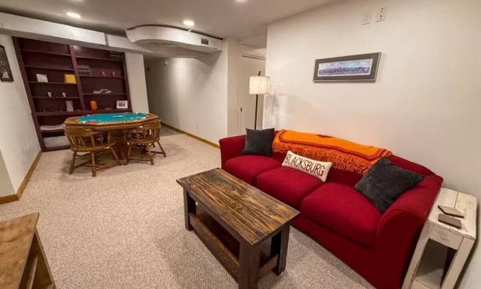 Miller Southside Apartamento | Hokie Hideaway - Walk to Lane Stadium!
