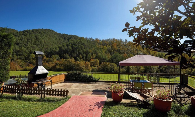 Sant Joan de Les Abadesses Casa | Casa de vacaciones 'El Xalet, El Reixac Casa Rural' con vistas a la montaña