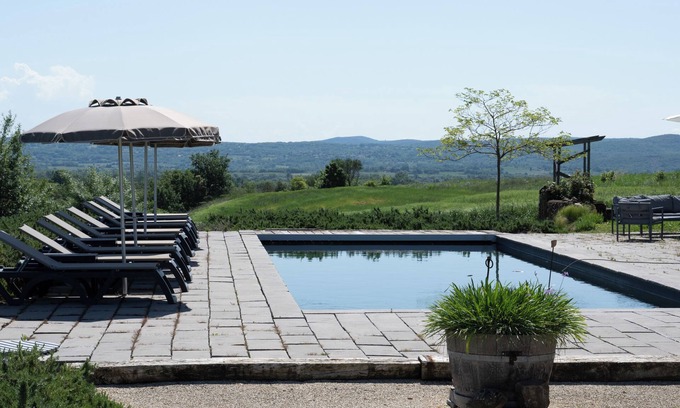 Saint-Sauveur-de-Cruzieres Casa | Casa de vacaciones 'Gîte L'olivier Au Mas Dujau' con piscina compartida, terraza privada y Wi-Fi