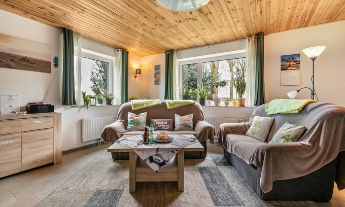 Wesselburener Deichhausen Apartamento | Apartamento vacacional "Ostwind" en casa con techo de paja, jardín y wifi