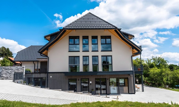 Wolpadingen Apartamento | Casa de vacaciones 'Steinackerhof - 2' con vistas a la montaña, jardín compartido y Wi-Fi