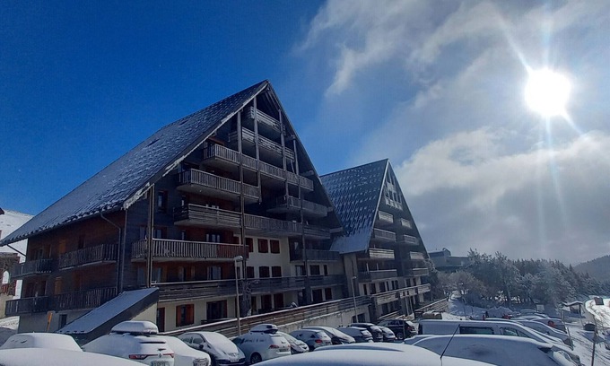 Besse-et-Saint-Anastaise Apartamento | Apartamento vacacional 'Le Maevan' con vistas a la montaña, piscina compartida y Wi-Fi