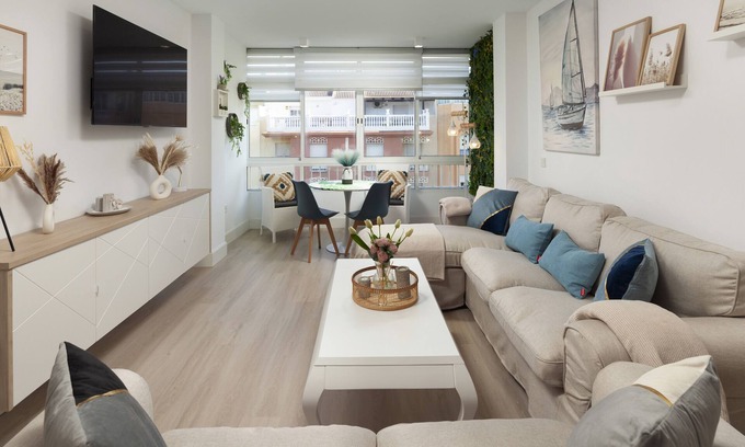Rincón de la Victoria Apartamento | Apartamento vacacional "Mediterráneo" con vistas al mar, terraza privada y aire acondicionado