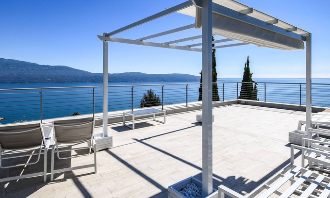 Pulciano Apartamento | Apartamento vacacional "Lujo 2" con terraza y vistas al lago