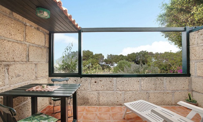 Granadilla de Abona Apartamento | Apartamento vacacional 'Casa Inti' con vistas al mar, terraza y jardín compartido