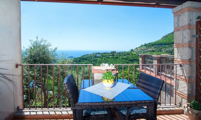 Colli di Fontanelle Apartamento | Apartamento vacacional "Li Galli Romantica" con vistas al mar, balcón y Wi-Fi