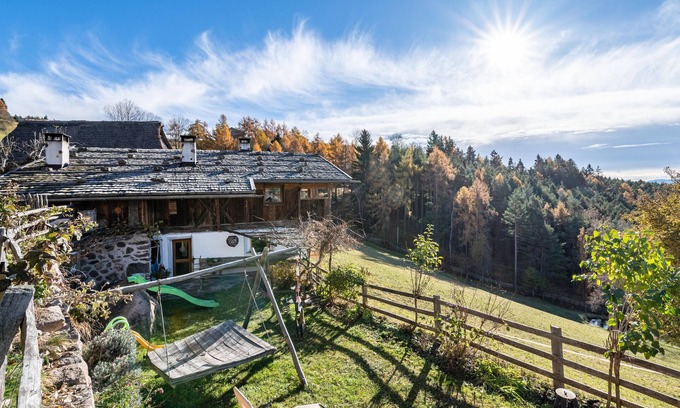 San Genesio Atesino Apartamento | Apartamento 'Historisches Duregghof' con vistas a la montaña, jardín privado y Wi-Fi