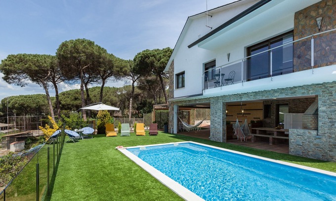 Llinars del Valles Apartamento | Holiday Apartment "Armonia Superior, Comparte Exterior" with Mountain View, Shared Pool & Wi-Fi