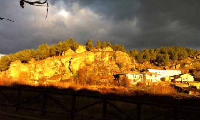Rabanera del Pinar Casa | "Casa Rural Roblegordo" con vistas a la montaña, terraza privada y compartida