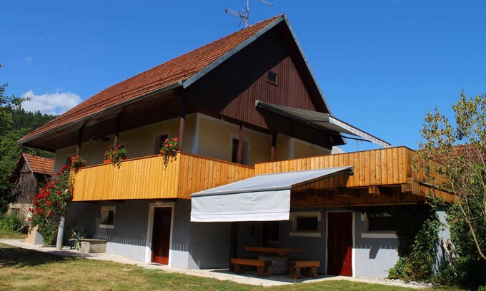 Crnomelj Apartamento | Apartamento vacacional en una cabaña de viñedos con dos pisos separados