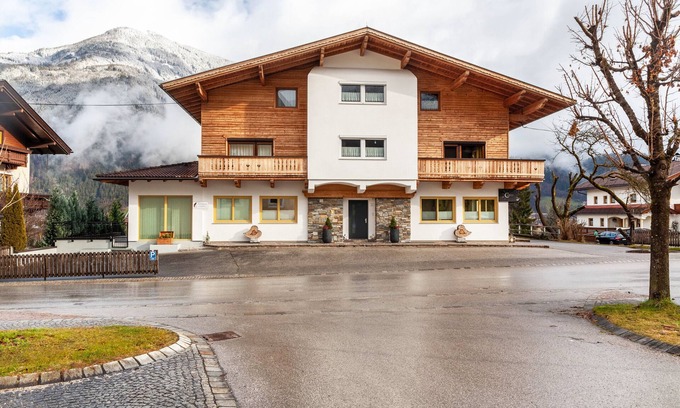 Ried im Zillertal Apartamento | Apartamento vacacional con sauna, vistas a la montaña, terraza comunitaria y Wi-Fi
