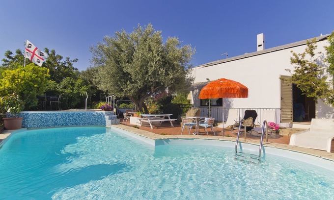 Capitana Apartamento | Apartamento vacacional "Casa Ginepro" en villa con Wi-Fi, patio y piscina