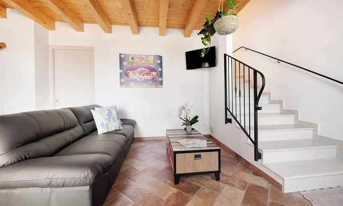Caprino Veronese Apartamento | Apartamento vacacional "Casale La Coccinella Lavanda" con jardín compartido y Wi-Fi