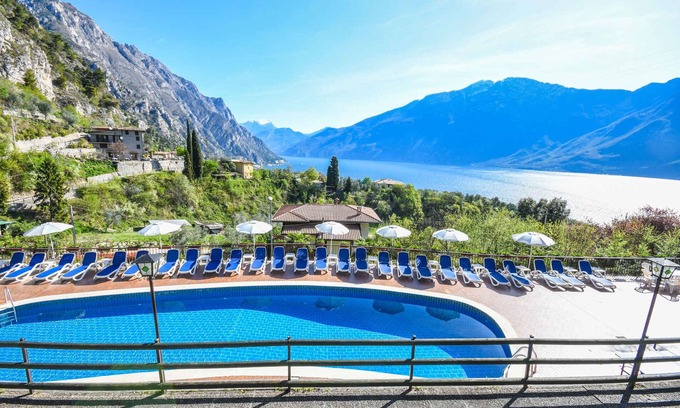 Limone sul Garda Apartamento | Apartamento vacacional con balcón o terraza, aire acondicionado y piscina