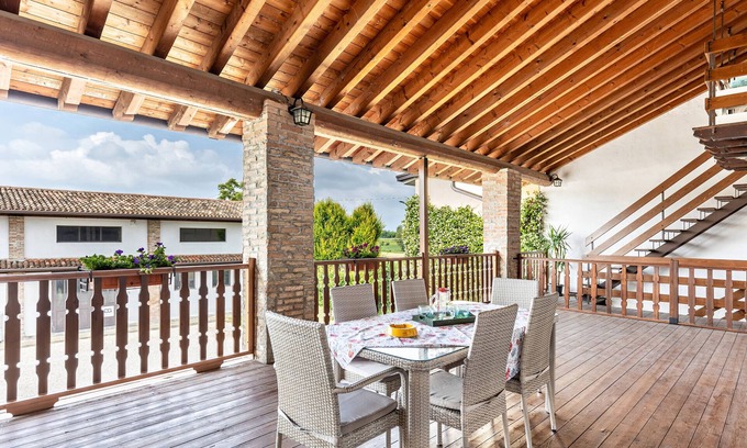 Lonato del Garda Apartamento | Apartamento vacacional "Cascina Raperonzolo" con terraza privada, aire acondicionado y Wi-Fi
