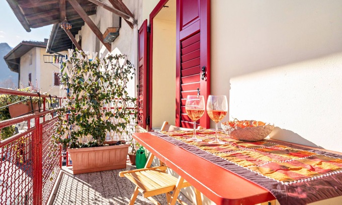 Borgo Valsugana Apartamento | Apartamento vacacional "Balconi Rossi Borgo Valsugana" con vistas a la montaña, 2 balcones y Wi-Fi