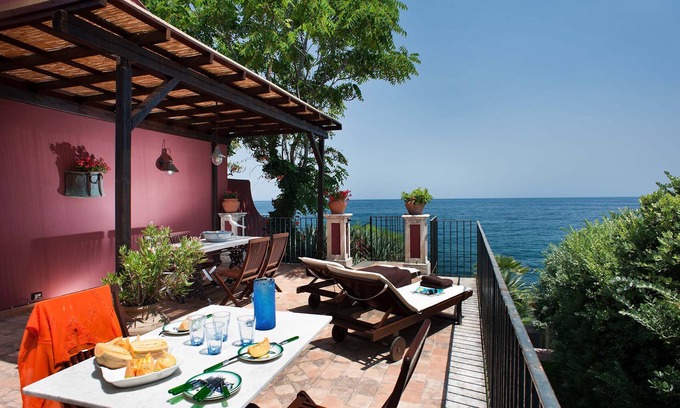 Torre Archirafi Apartamento | Holiday apartment with sea access on the Ionian Coast, Sicily