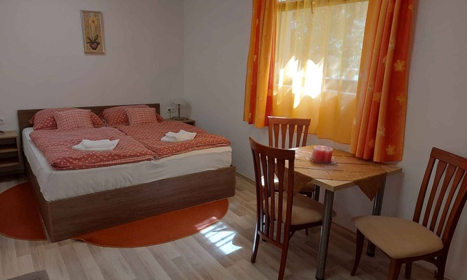 Balatonfoldvar Apartamento | Apartamento vacacional con un gran jardín, internet y barbacoa