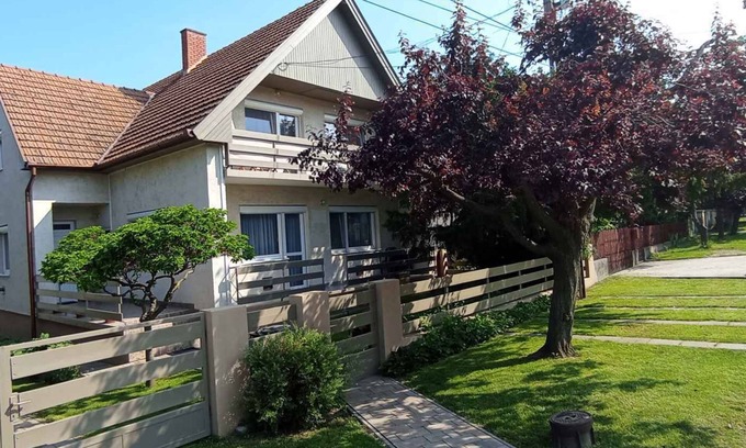 Balatonszarszo Apartamento | Apartamento vacacional apto para niños con parque infantil y arenero