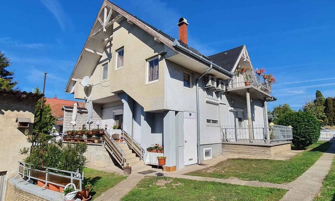 Balatonszabadi Apartamento | Apartamento vacacional con piscina e internet