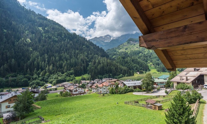 Cogolo Apartamento | Apartamento vacacional "Bamby - Vioz" con balcón, jardín y vistas a la montaña