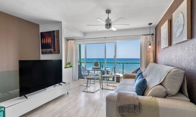 Playa Honda Apartamento | Apartamento de vacaciones '51 Avenue Playa Honda' con vistas al mar, terraza y Wi-Fi