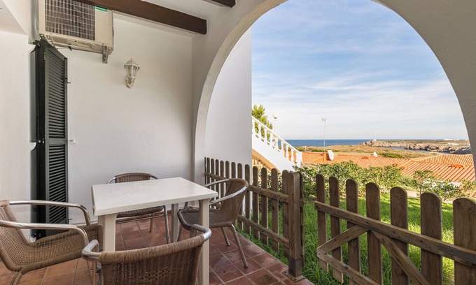Arenal d'en Castell Apartamento | “Apartamento Arenal Castell” con Wi-Fi, aire acondicionado, piscina, terraza y jardín