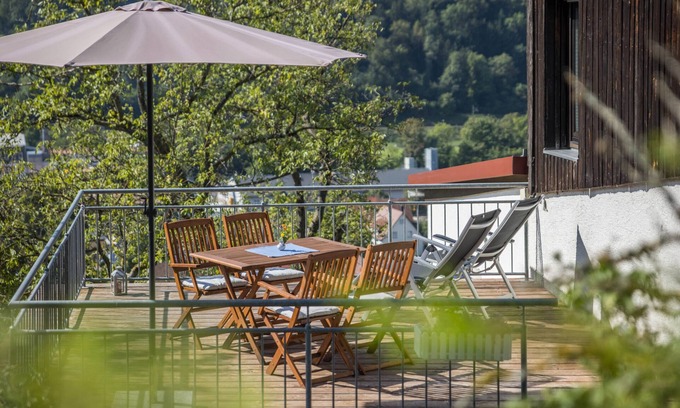 Bad Urach Apartamento | Apartamento vacacional "Am Samuelstein" con vistas a la montaña, terraza privada y Wi-Fi