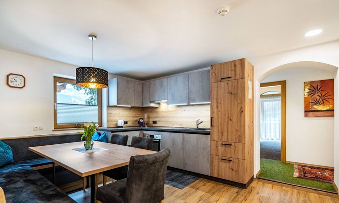 Lanersbach Apartamento | Apartamento vacacional 'Alpenrose Tux 1' con vistas a la montaña, balcón y Wi-Fi