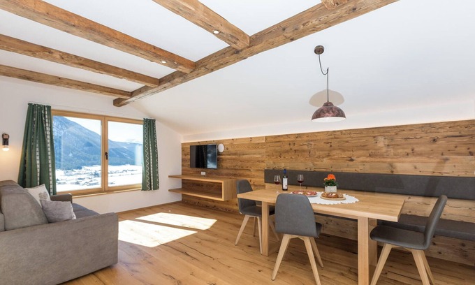 Valle di Casies Apartamento | Apartamento 'Ausserharmerhof Wiesenglück' con vistas a la montaña, jardín compartido y Wi-Fi