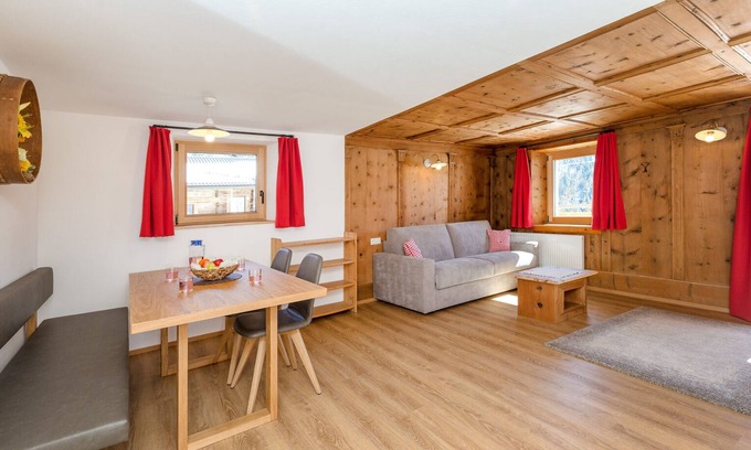 Valle di Casies Apartamento | Apartamento vacacional 'Ausserharmerhof Anno 1556' con vistas a la montaña, jardín comunitario y wifi