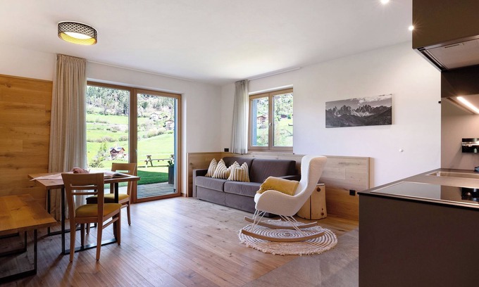 Villnoss Apartamento | Apartamento vacacional 'Baumannhof Apartment Tera' con vistas a la montaña, terraza comunitaria y Wi-Fi