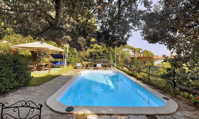 Torre del Mare Apartamento | Apartamento vacacional "Belvedere Su Bergeggi In Villa" con vistas al mar, piscina y terraza