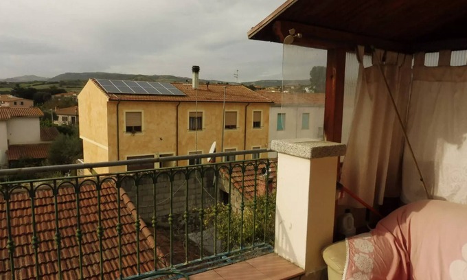 Perfugas Apartamento | Apartamento vacacional 'Casa Azzurra' con balcón, terraza y Wi-Fi