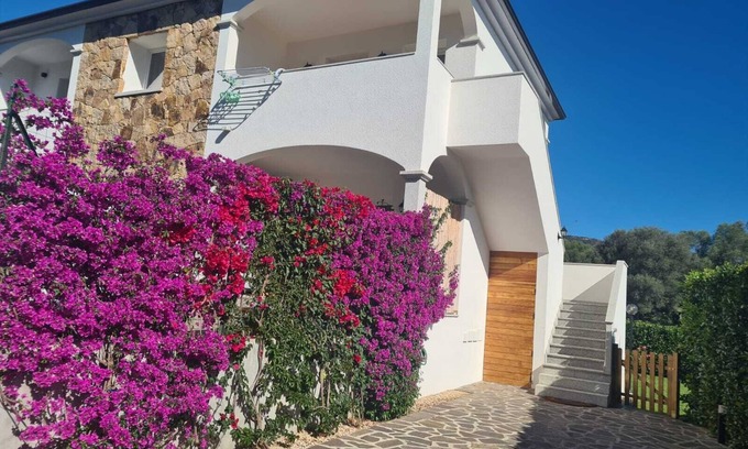 Padru Apartamento | Apartamento vacacional Casa Michela con vistas a la montaña, jardín y Wi-Fi