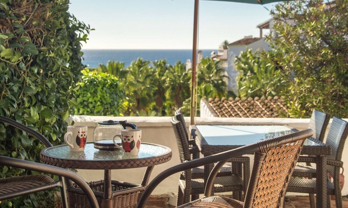 Oasis del Capistrano Apartamento | Apartamento vacacional 'Casablanca 30 Oasis de Capistrano' con piscina, terraza y Wi-Fi