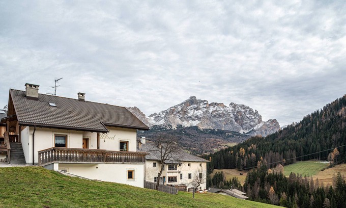 La Villa Apartamento | Apartamento vacacional 'Ciasa Alfred' con vistas a la montaña, Wi-Fi y balcón