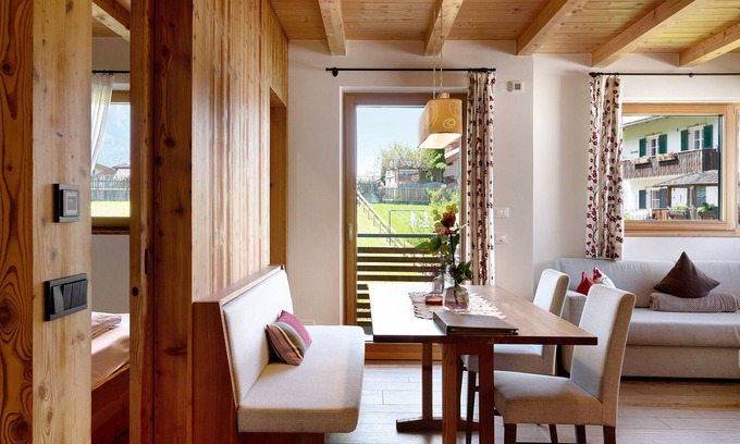 Kastelruth Apartamento | Apartamento vacacional "Cornelia Rose" con vistas a la montaña, terraza y Wi-Fi