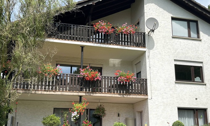 Bad Wildungen Apartamento | Apartamento vacacional "Zur Schönen Aussicht" con vistas a la montaña, balcón y Wi-Fi