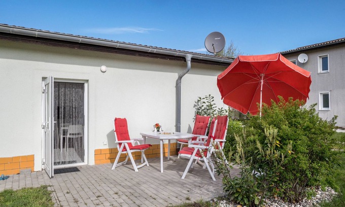 Dierhagen Ost Apartamento | Apartamento vacacional "Strandnaher Bungalow" con terraza privada y Wi-Fi